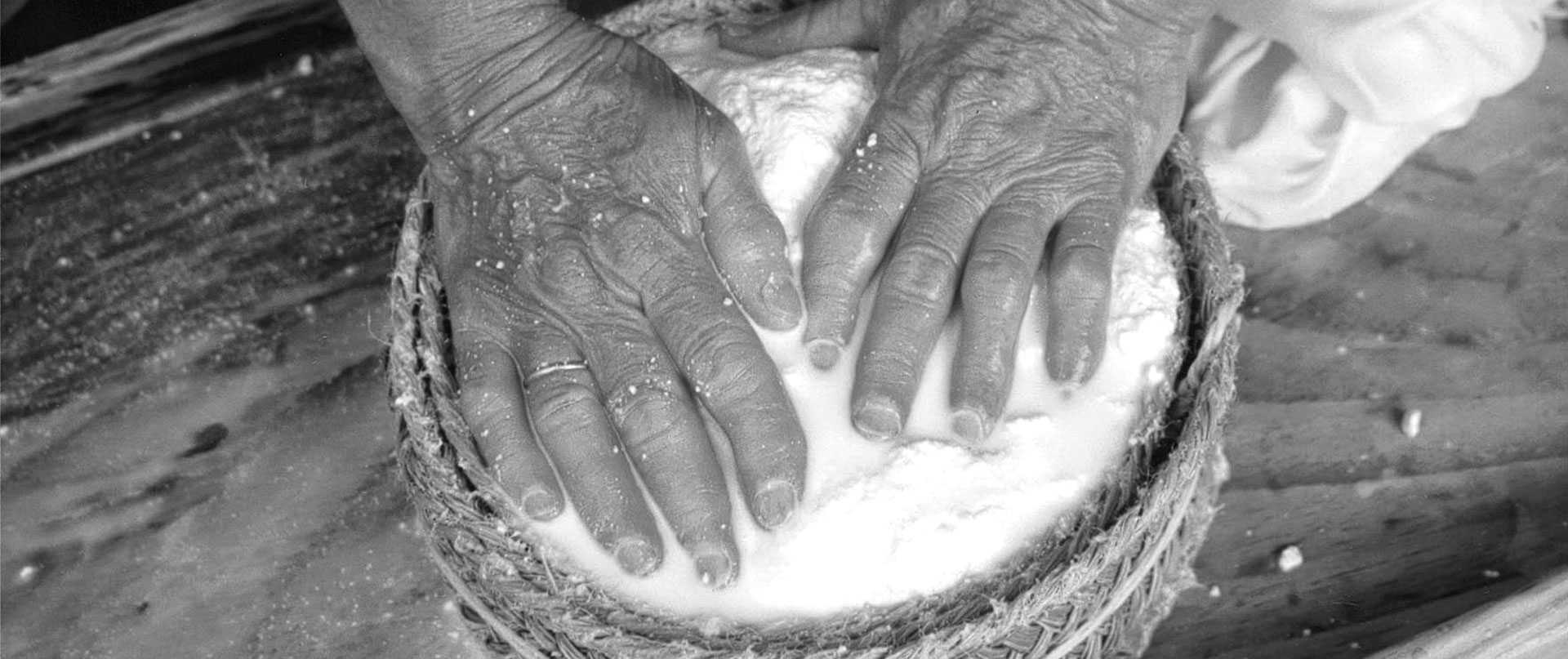 foto de manos preparando el queso
